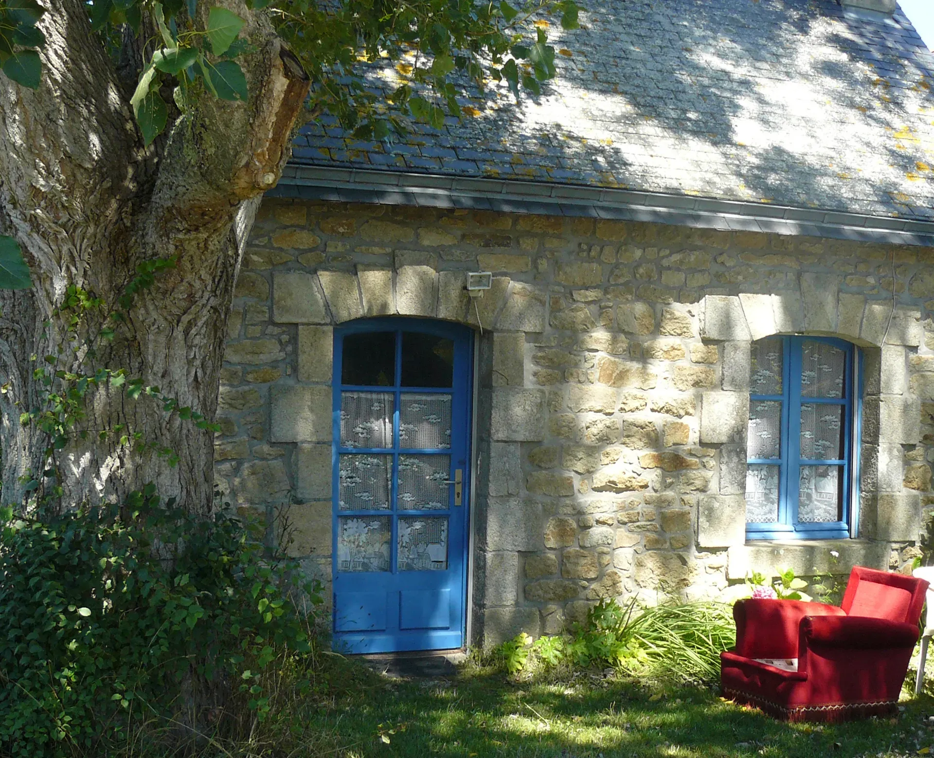 Maison bretonne en pierre aux menuiseries bleues dans le Morbihan