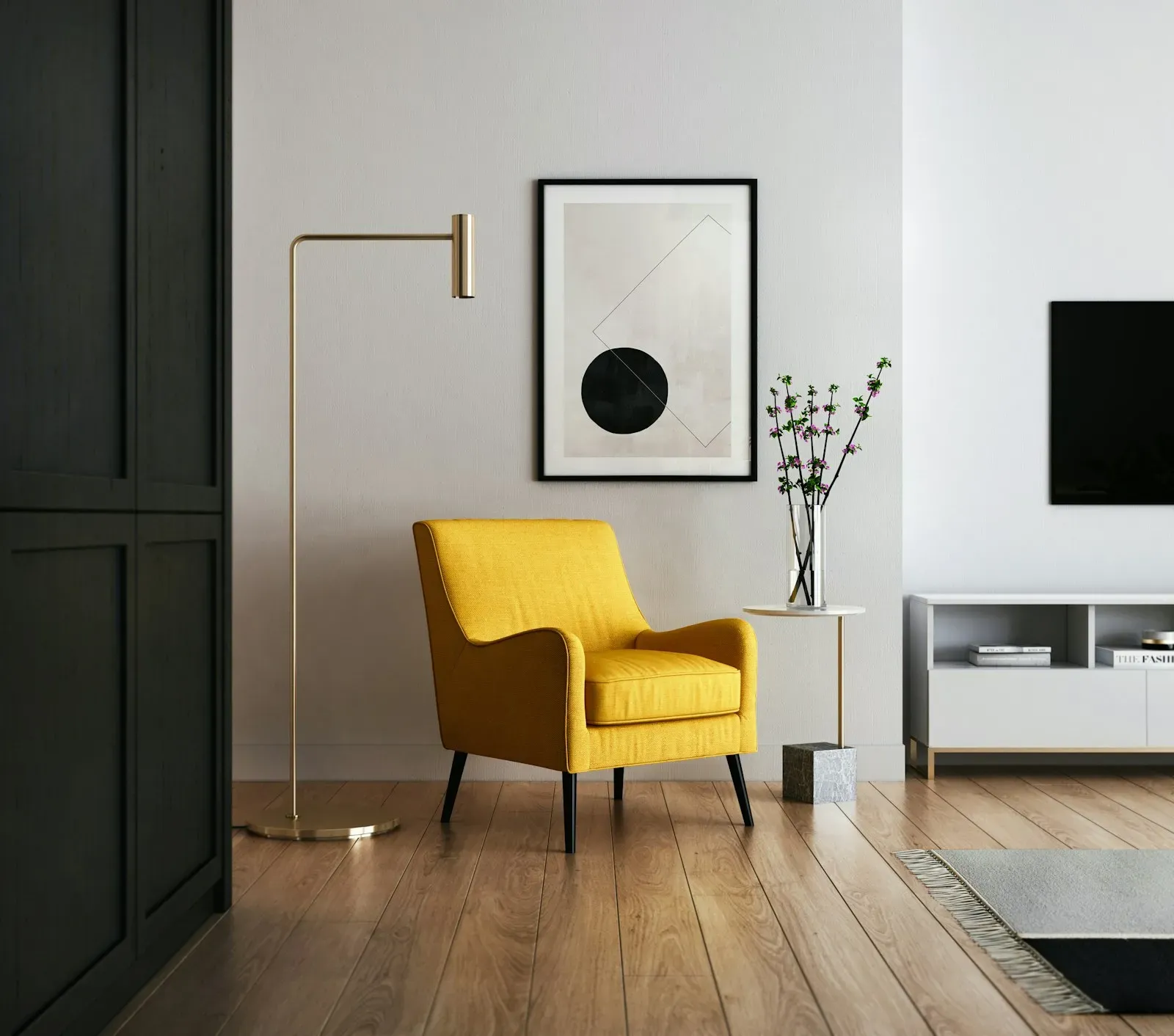 Salon lumineux et épuré avec fauteuil jaune et parquet clair