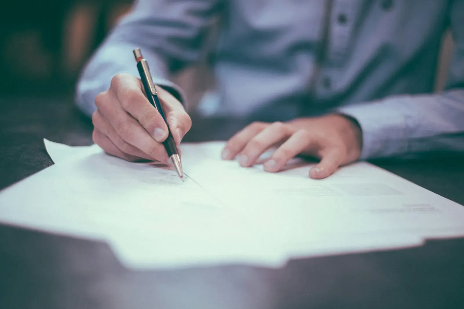 Signature d'un document immobilier au stylo